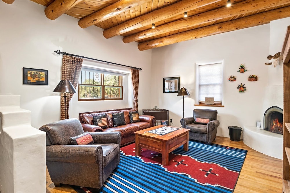 Amor Historic Adobe in the Heart of The Railyard and Downtown Santa Fe Hot Tub in Santa Fe, United States