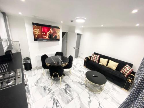 The Royal Boutique Westminster Lodge By London Sleep 9 — 4-Star Luxury Hotel in Hayes, United Kingdom