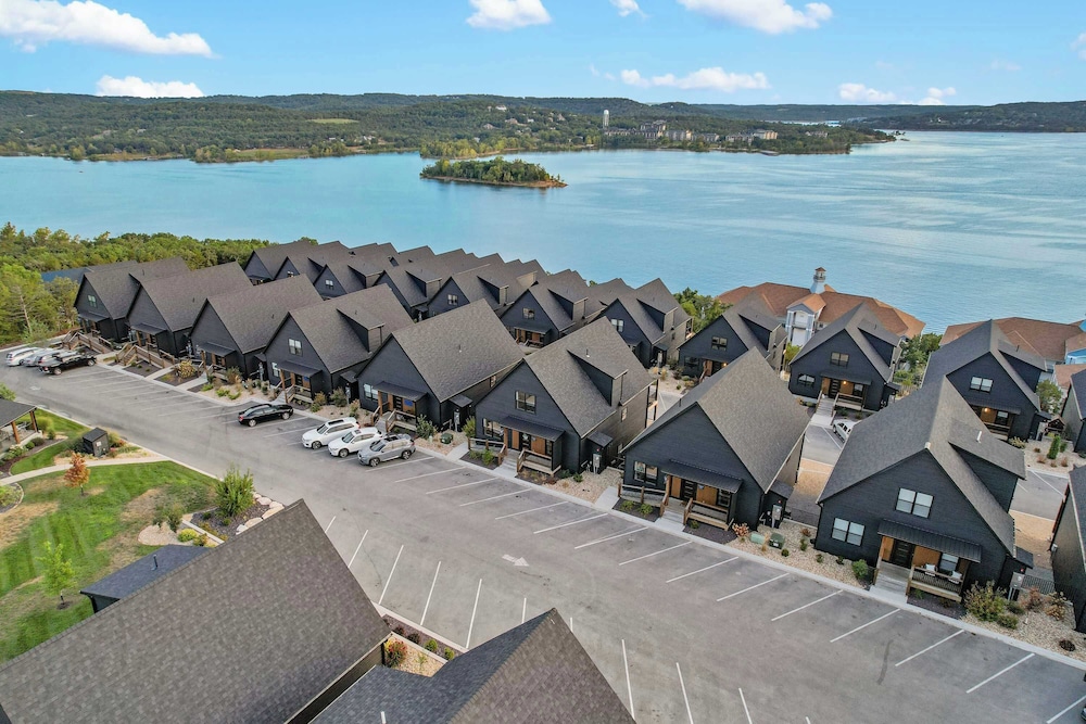 Pineapple Duo Stay for 34 in Hollister, United States