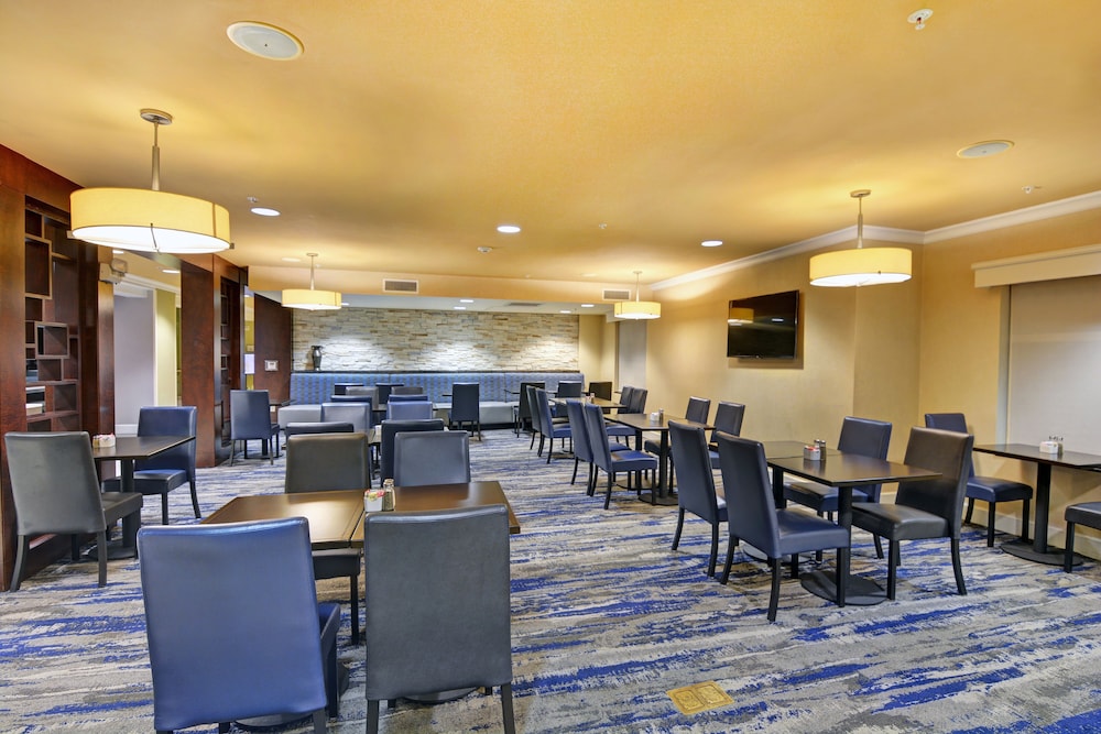 Embassy Suites by Hilton Valencia - photo 20