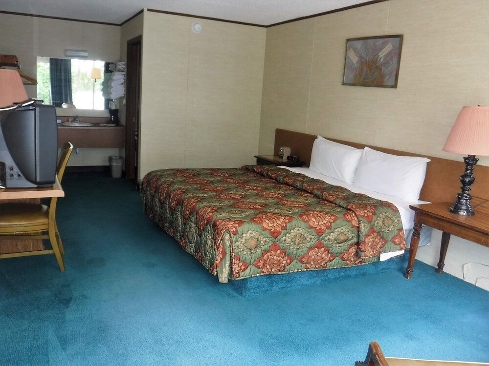 Colonial Mountain Inn - photo 12