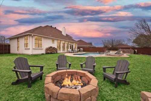 Southern Living At Its Best Pool BBQ Hammock — hotel in Waxahachie
