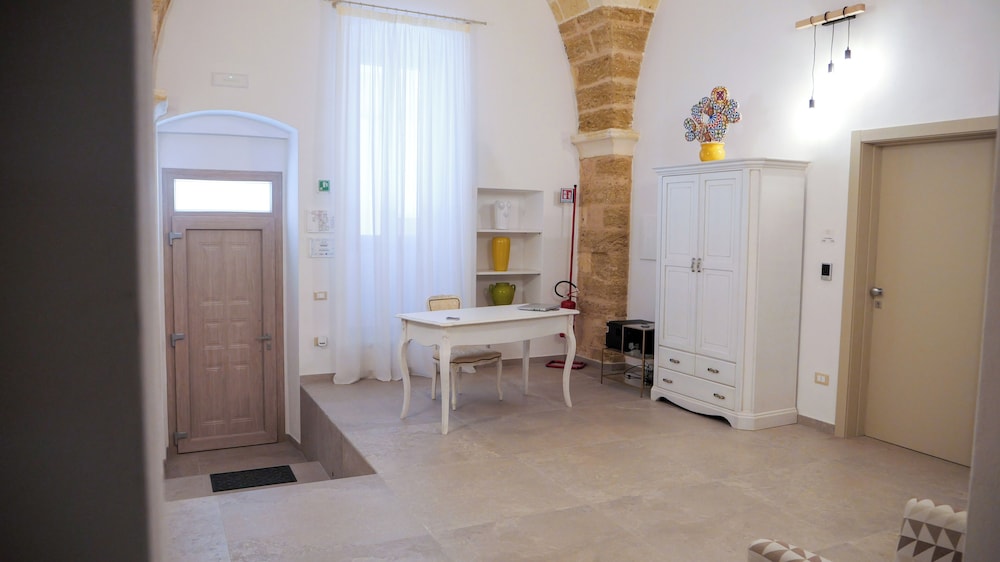 Perla Suite B&B — 4-Star Luxury Hotel in Mesagne, Italy