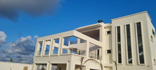 Villa Bolati avec piscine jacuzzi jardin et vue — 4-Star Luxury Hotel in Bonoua, Côte D'Ivoire