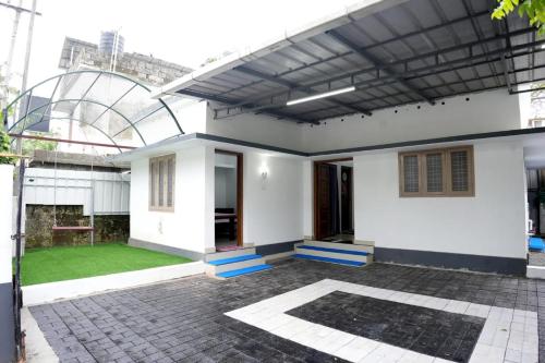 Phantom Holidays - carbon neutral hotel in Alleppey