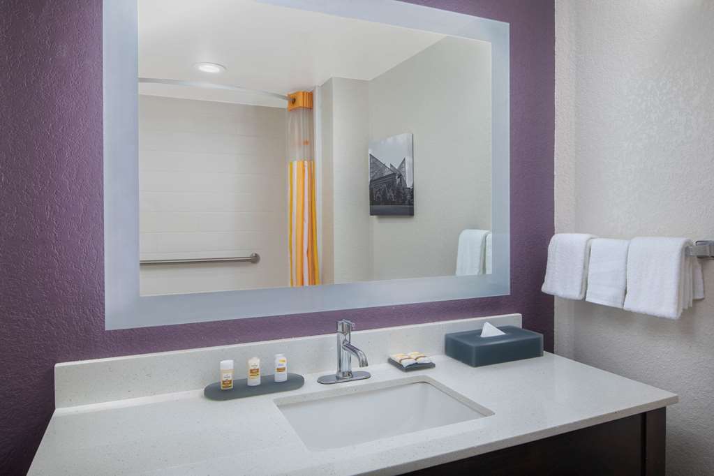 La Quinta Inn & Suites by Wyndham Chattanooga East Ridge - photo 18