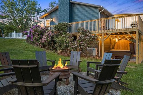 Sunroom Game Room Hot tub Sauna 15Min to AVL in Asheville, United States