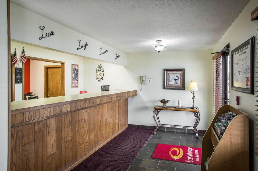 Econo Lodge Inn and Suites Dubuque - photo 25