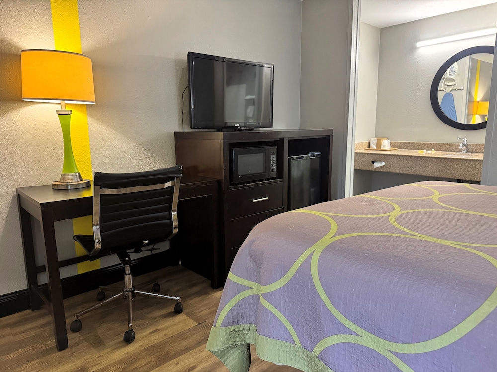 Super 8 by Wyndham Tupelo Airport - photo 16
