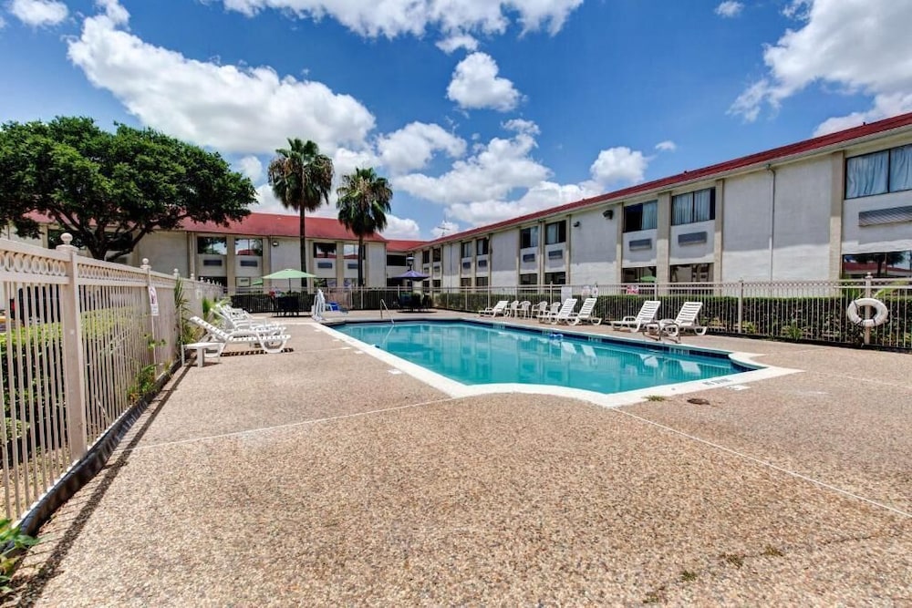 Executive Inn & Suites Hobby - photo 19
