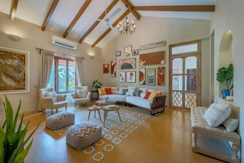 SaffronStays Sweet Mango 4BR Goan Villa w Private Pool Mango Garden Bar Gazebo & Vibrant Interiors Near Beaches — 4-Star Luxury Hotel in Mormugao, India