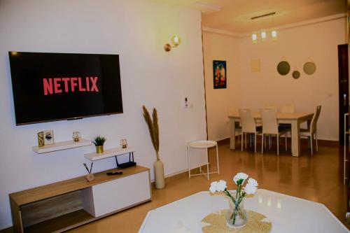 Appartement lumineux 2 chambres clim Wi Fi parking proche corniche Tanger — 4-Star Luxury Hotel in Tangier, Morocco