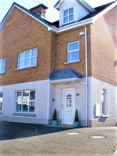 Hopefield Premium Holiday Home Portrush Sleeps 10 4 bedrooms — 4-Star Luxury Hotel in Portrush, United Kingdom