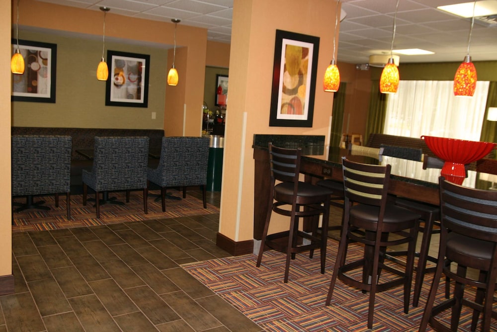 Hampton Inn Youngstown North - photo 3