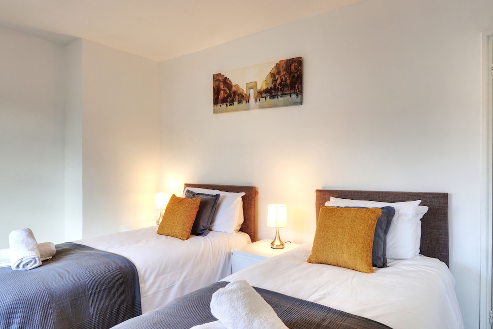 Clarence Place - carbon neutral hotel in Edgware