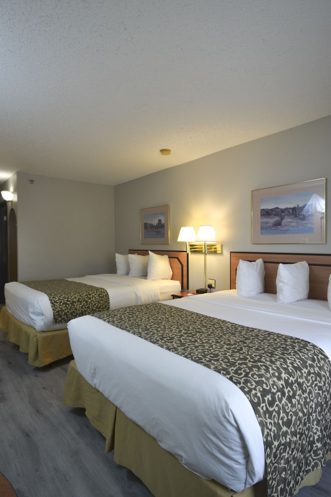 Days Inn & Suites by Wyndham Airport Albuquerque - photo 13