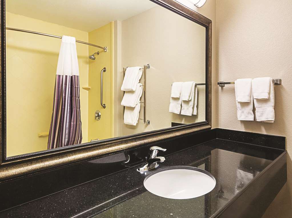La Quinta Inn & Suites by Wyndham Fresno Northwest - photo 43