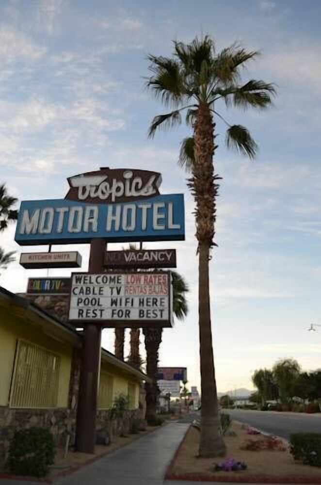 Tropics Motor Hotel - photo 27