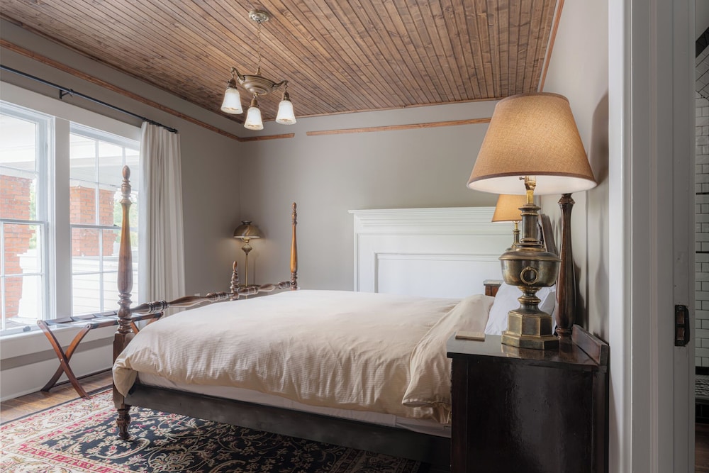 The NuWray Hotel & Carriage House - photo 11