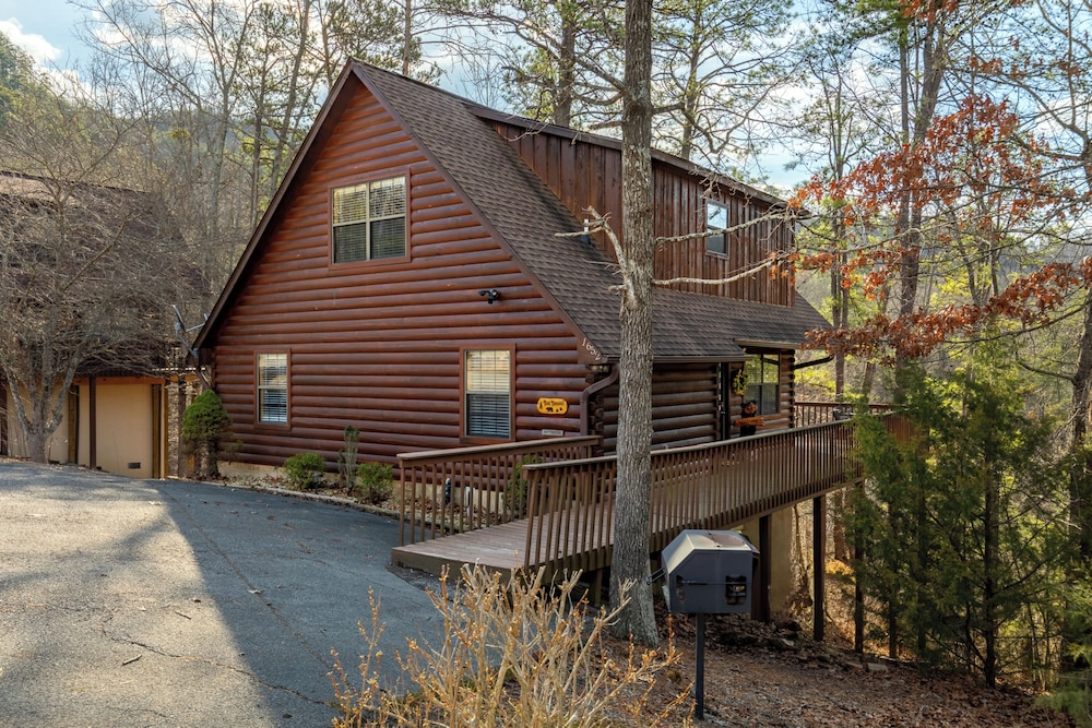 Bear Hideaway Cozy 3BR Cabin — 5-Star Luxury Hotel in Sevierville, United States