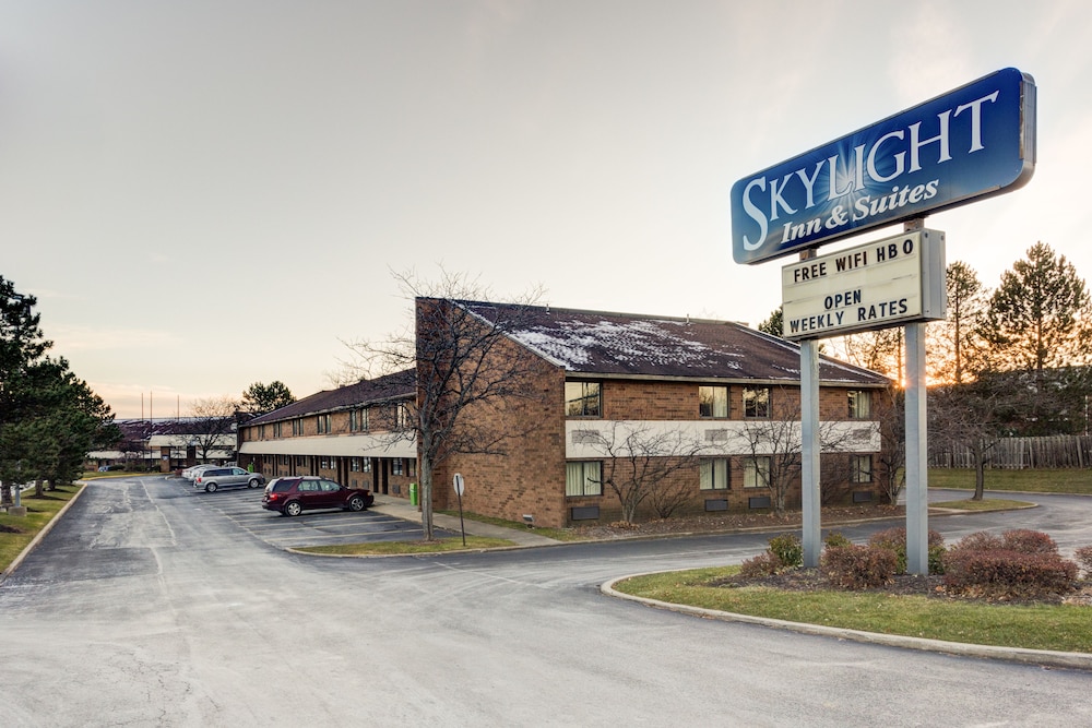SkyLight Inn Cleveland Willoughby - photo 34
