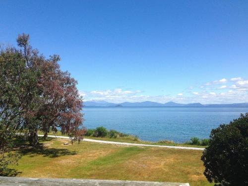Relax Lakeside Five Mile Bay Holiday Home — 4-Star Luxury Hotel in Taupo, New Zealand