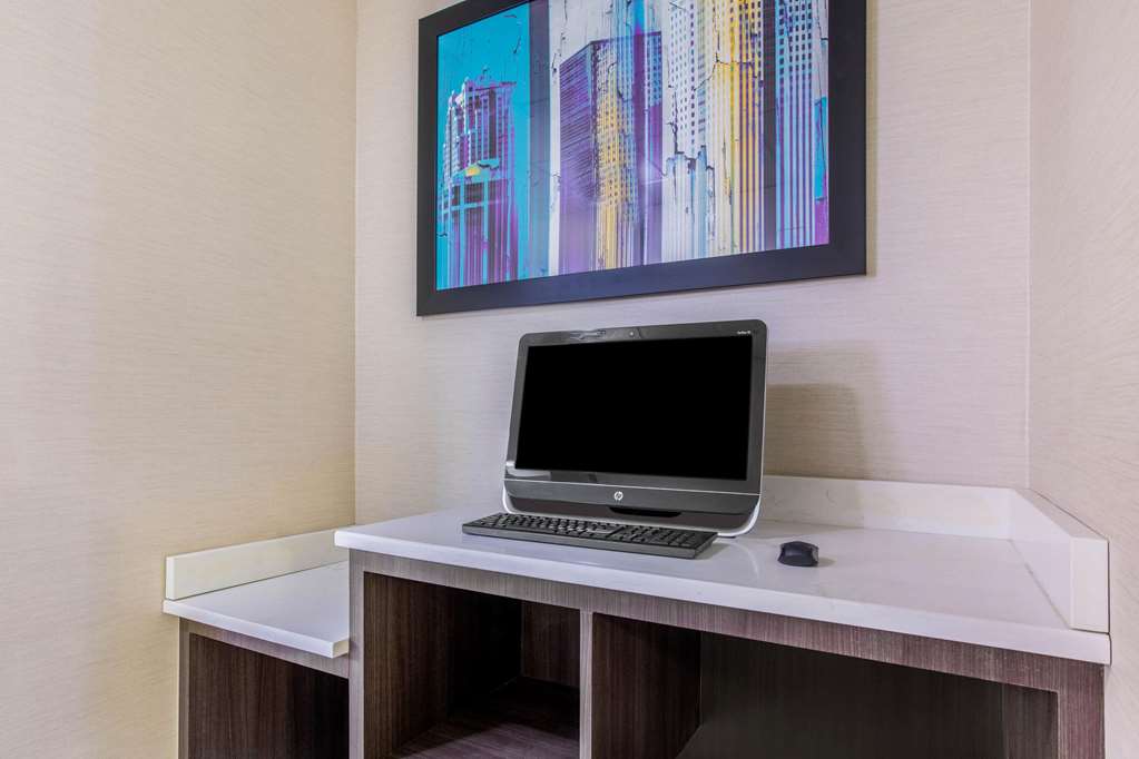 La Quinta Inn & Suites by Wyndham Fultondale Birmingham N - photo 30