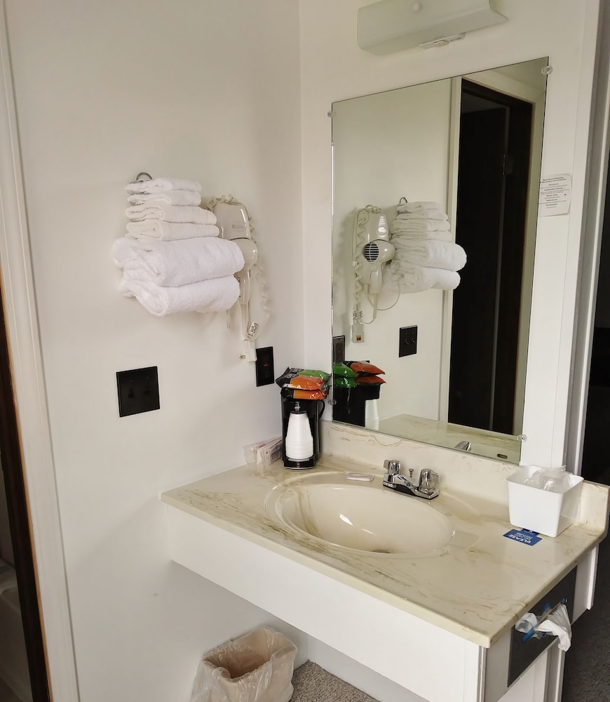 Driftwood Motel - photo 2