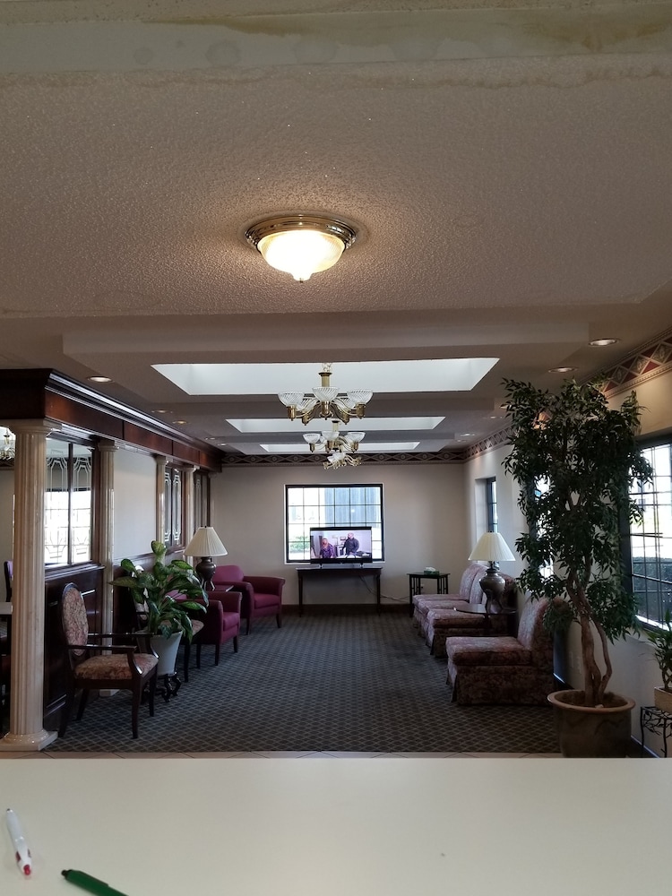 Gateway Inn and Suites - photo 2