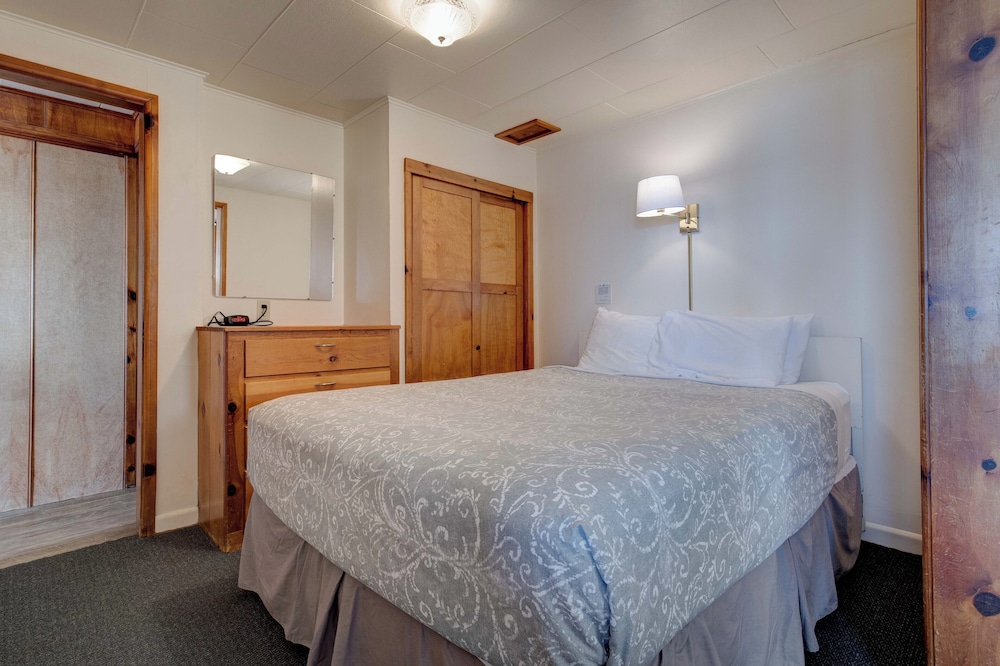 Ester Lee Oceanview Inn - photo 36