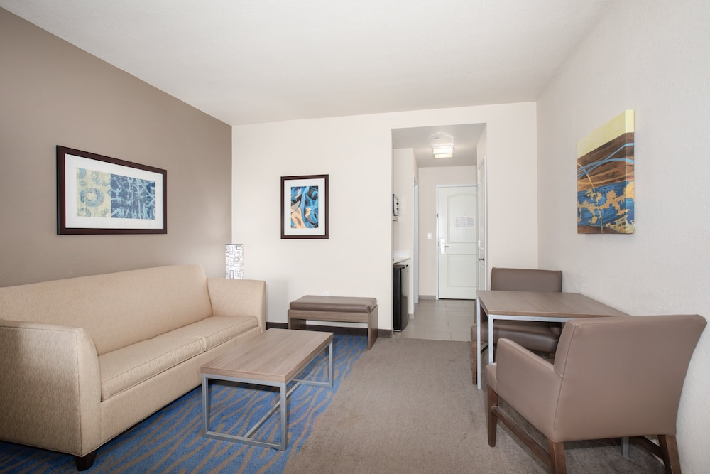 Holiday Inn Express & Suites Manhattan by IHG - photo 17