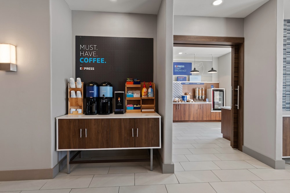 Holiday Inn Express & Suites Oklahoma City NW Quail Springs by IHG - photo 2