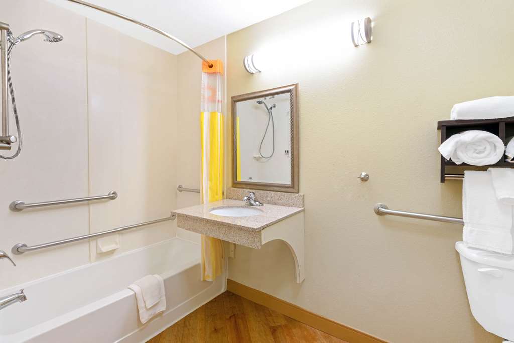 La Quinta Inn & Suites by Wyndham Stillwater University Area - photo 7