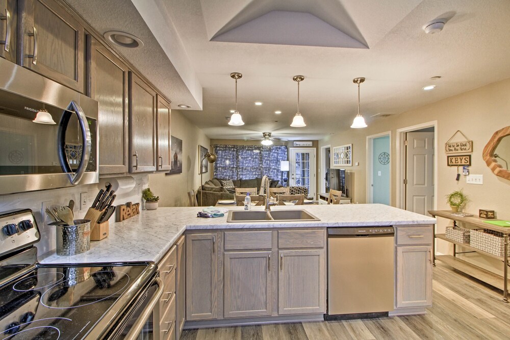 4 Mi to Strip Cozy Lake View Retreat in Branson — 4-Star Luxury Hotel in Branson, United States