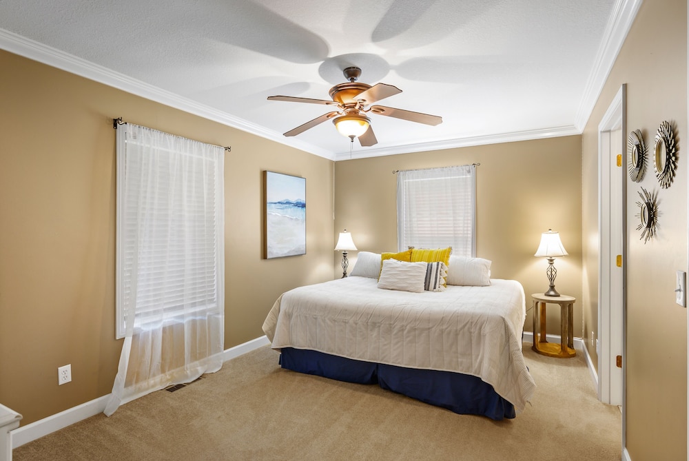 Bradley Bungalow Sleeps 11 Sevierville — 4-Star Luxury Hotel in Sevierville, United States