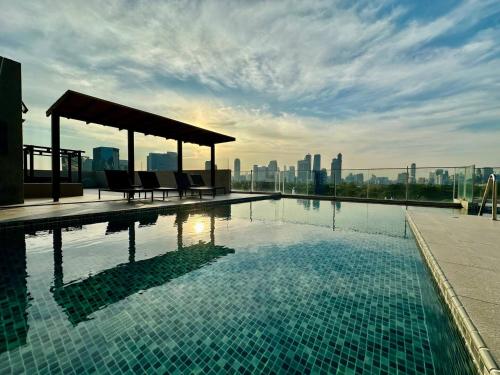 Elegant & Low Rise 2 Bedrooms