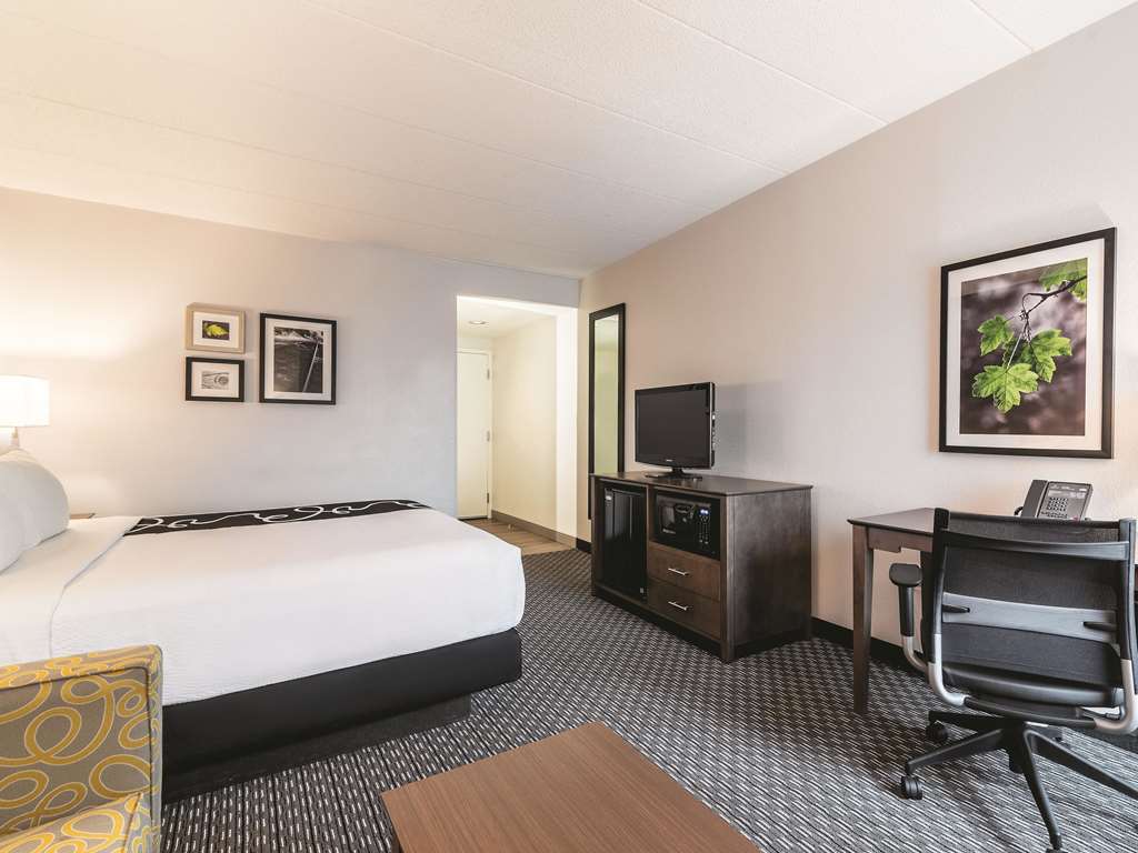 La Quinta Inn & Suites by Wyndham Salem NH - photo 29
