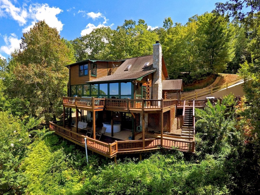 Great Escape — 4-Star Luxury Hotel in Morganton, United States