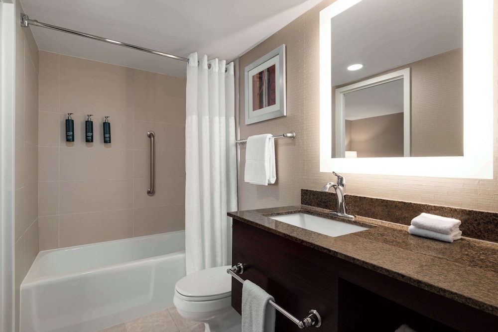 DoubleTree by Hilton New York LaGuardia Airport - photo 17