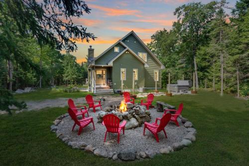 Mitten Pines Cabin Hot Tub Fire Pit — 4-Star Luxury Hotel in Conway, United States