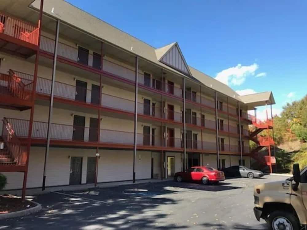 Days Inn by Wyndham Waynesville NC - photo 12