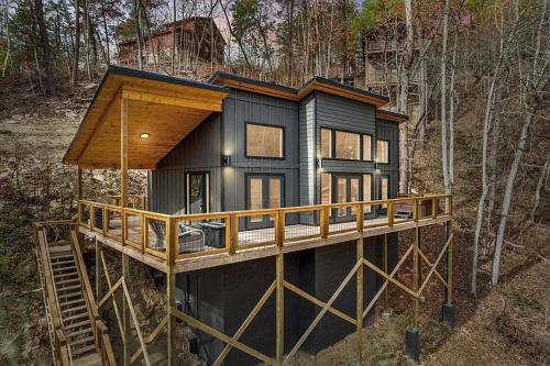 Modern Luxury Cabin W Hot Tub — 4-Star Luxury Hotel in Sevierville, United States