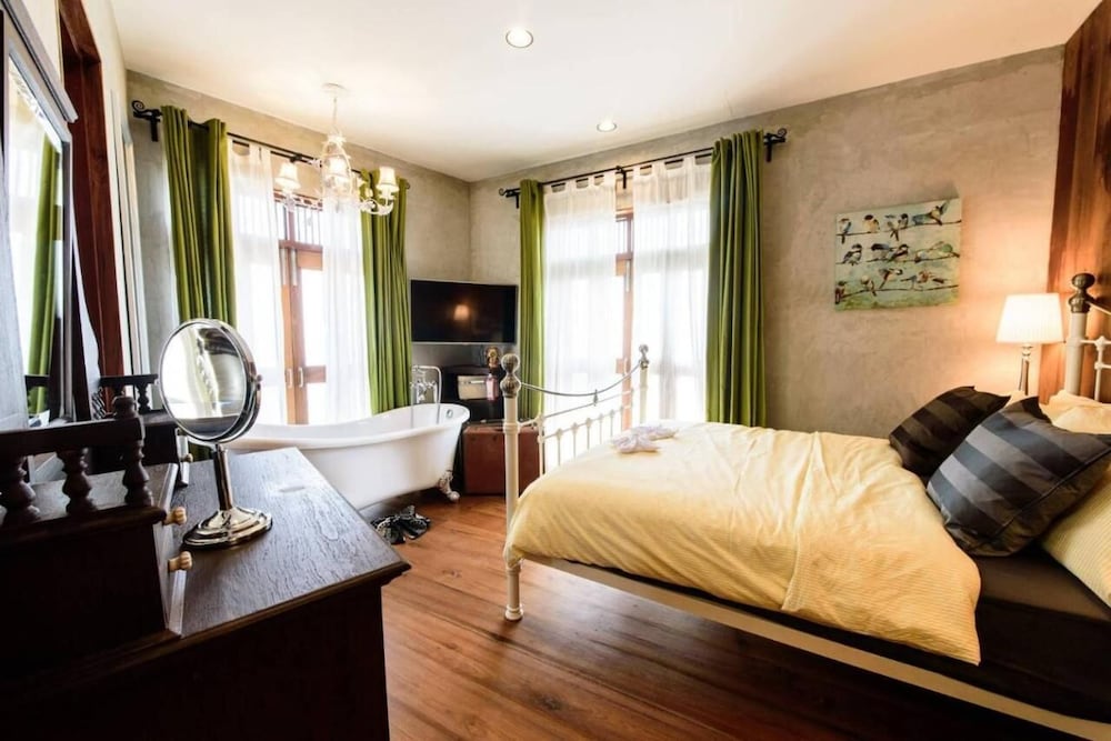 Roomquest Rimrabeang Amphawa Floating Market in Amphawa, Thailand