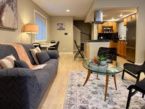Designer Themed 4 Bedroom in Best Location with Patio and Fireplace — 4-Star Luxury Hotel in Chicago, United States
