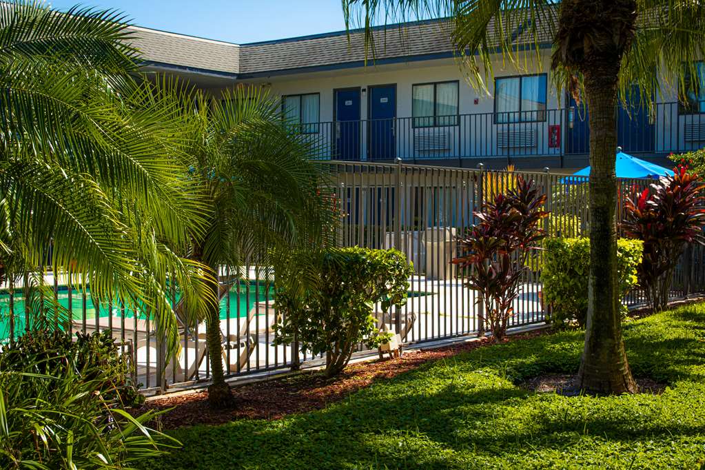 Motel 6 Lantana - photo 3