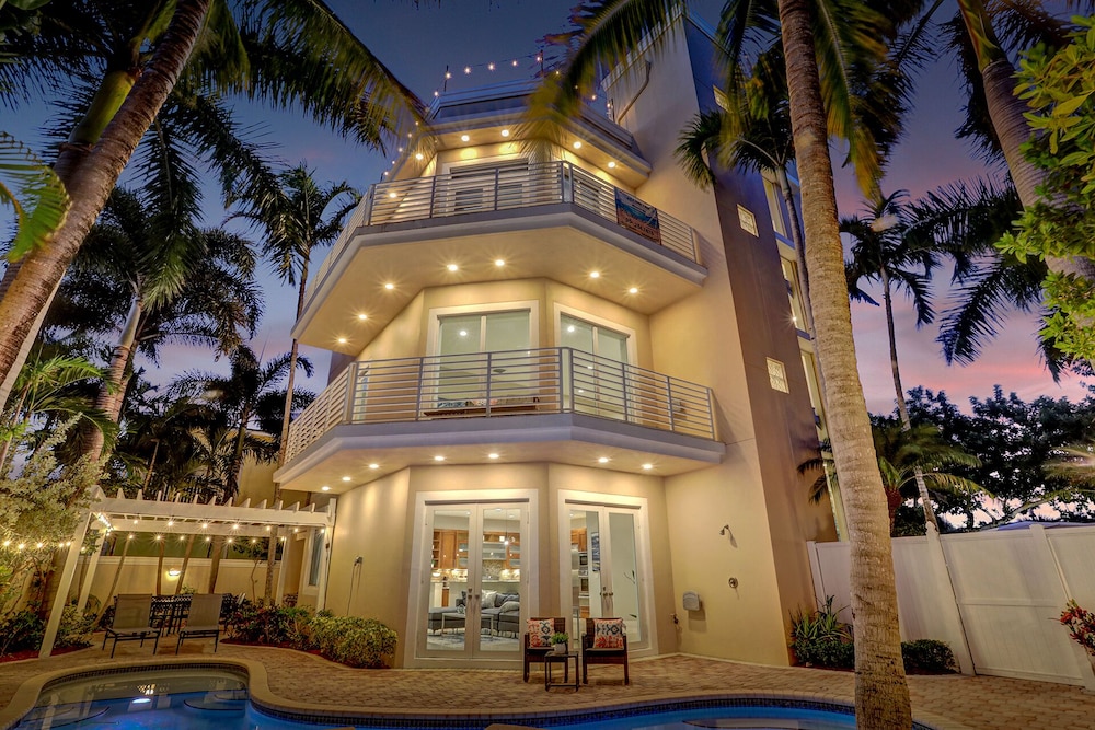 Luxury villa wpool rooftop bar fire pit — 4-Star Luxury Hotel in Pompano Beach, United States