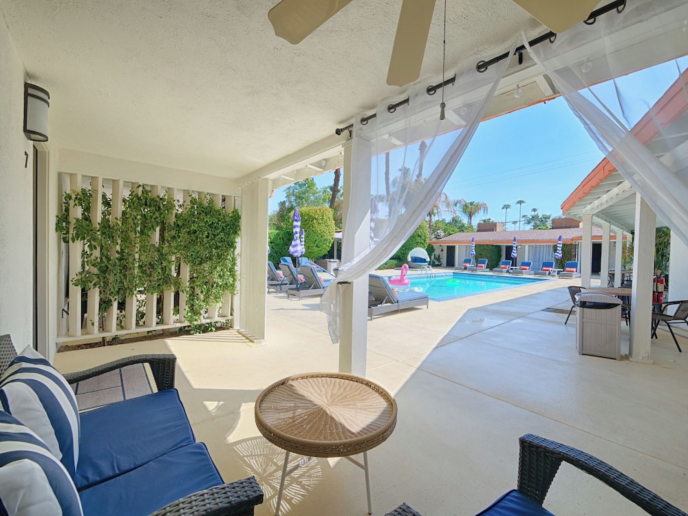 Little Paradise Hotel - photo 12