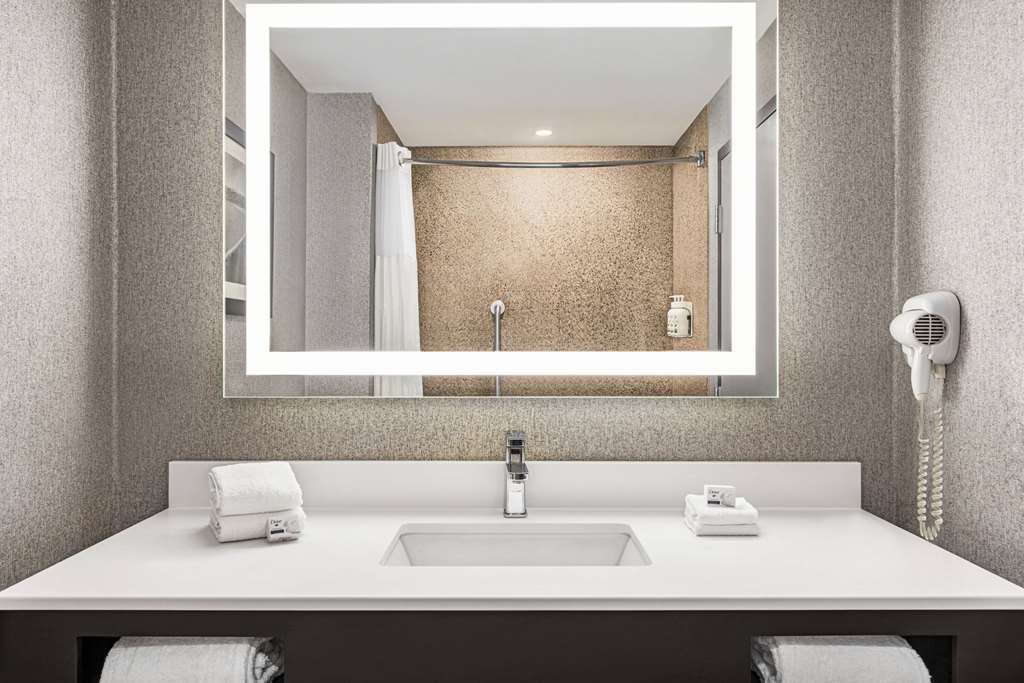 La Quinta Inn & Suites by Wyndham Mt. Laurel Philadelphia - photo 45