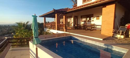 3Suítes piscina e vista do mar em condomínio pé na areia pátio compartilhado in Armacao De Buzios, Brasil