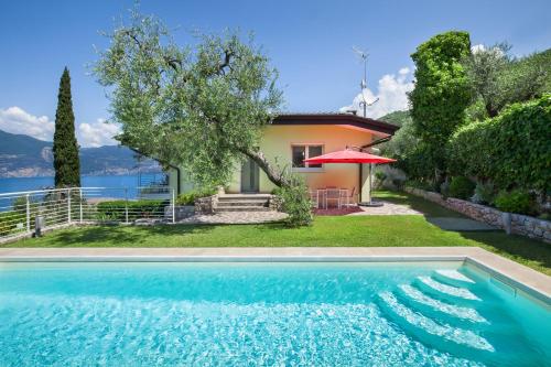 Villa Palladini With Pool — 4-Star Luxury Hotel in Torri Del Benaco, Italy